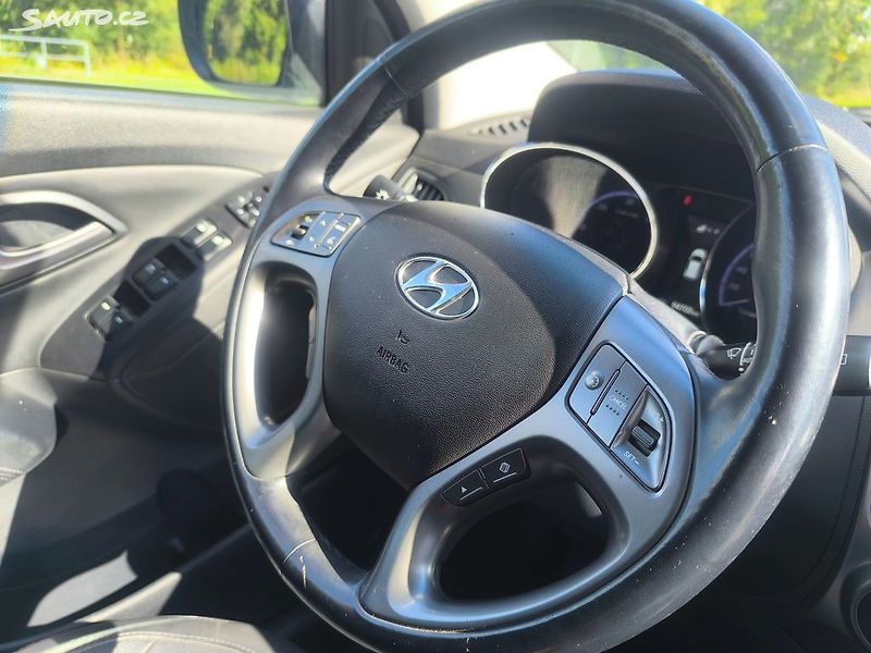 Hyundai ix35 2.0D4X4,90KM,MAX VÝBAVA,KRÁSNÝ - fotka 17 z 27
