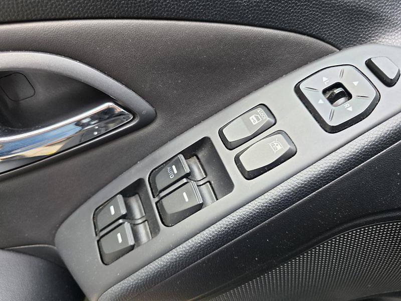 Hyundai ix35 2.0-4x4-TAŽNÉ 2t-POLOKŮŽE - fotka 12 z 17