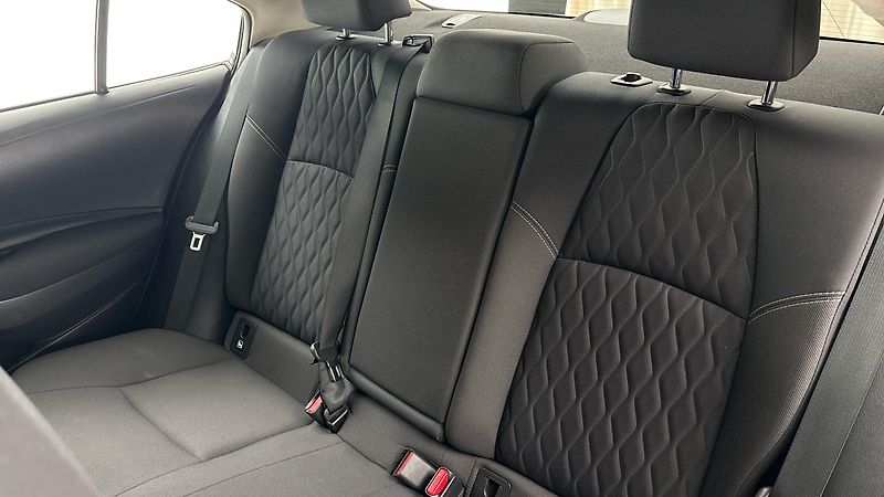 Toyota Corolla 1.8 Hybrid AUT Active Sedan - fotka 16 z 25