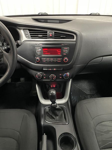 Kia Ceed 1.6 GDi ČR REZERVACE  - fotka 21 z 24