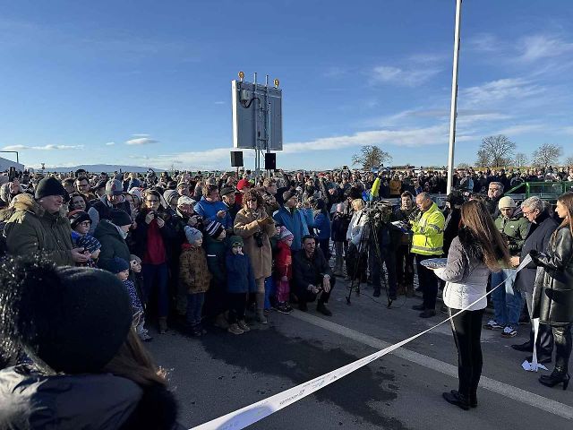 Otevření nových úseků dálnice D3 se uskutečnilo u tunelu Pohůrka v Českých Budějovích.