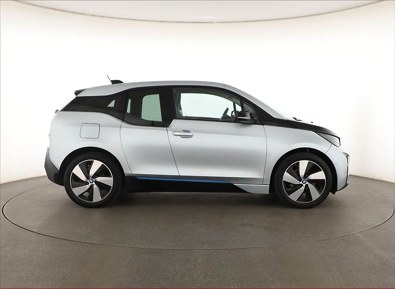 BMW i3 (2015) 60Ah BEV, SoH 82%, Automat - fotka 6 z 21
