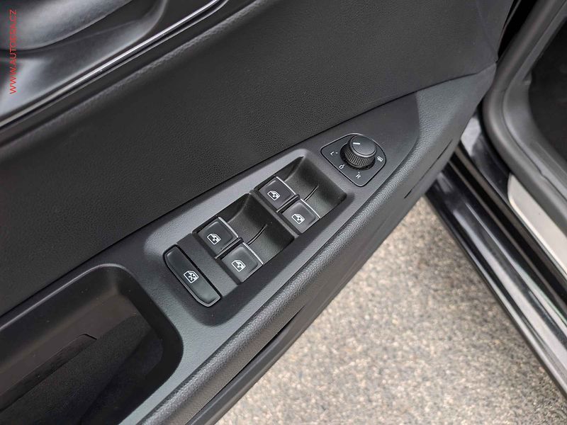 Seat Leon (2015) 2.0 TDi, FR, LED, navi - fotka 9 z 17