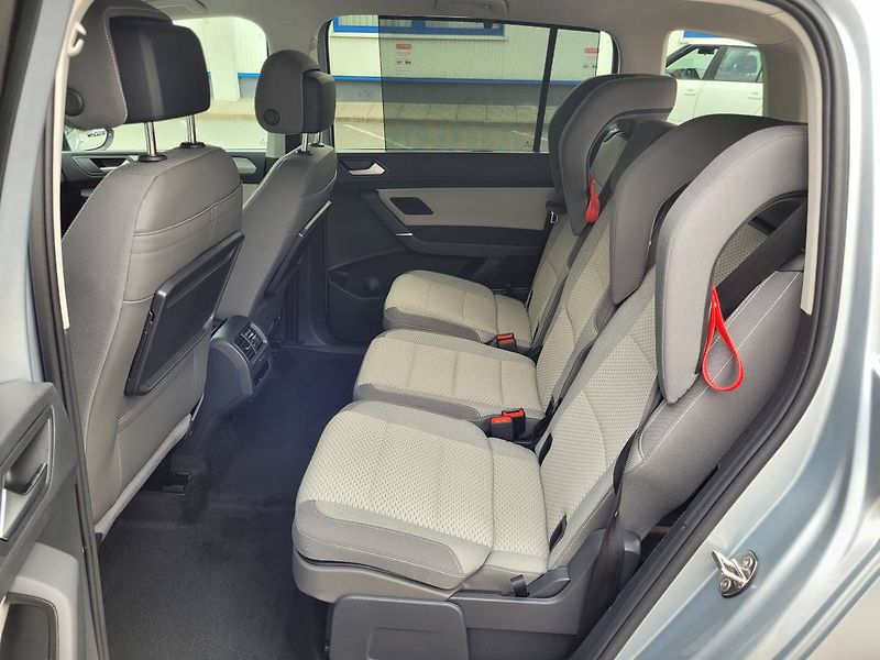 Volkswagen Touran 1.5 TSI DSG R-Line 7míst TAŽNÉ - fotka 35 z 50
