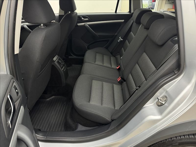 Škoda Octavia 2,0 103kW 4X4 SCOUT 2XKOLA ČR - fotka 30 z 33
