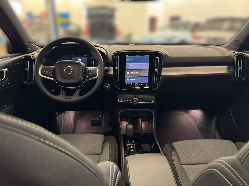 Volvo XC40 (2026) 2,0  B3 Plus Dark 1975 - fotka 10 z 15