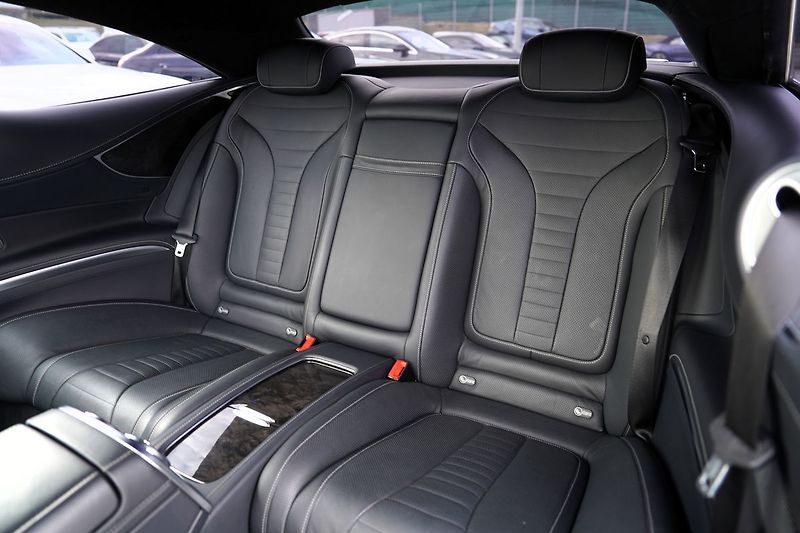 Mercedes-Benz Třídy S S 500 4Matic Coupe AMG - fotka 33 z 48