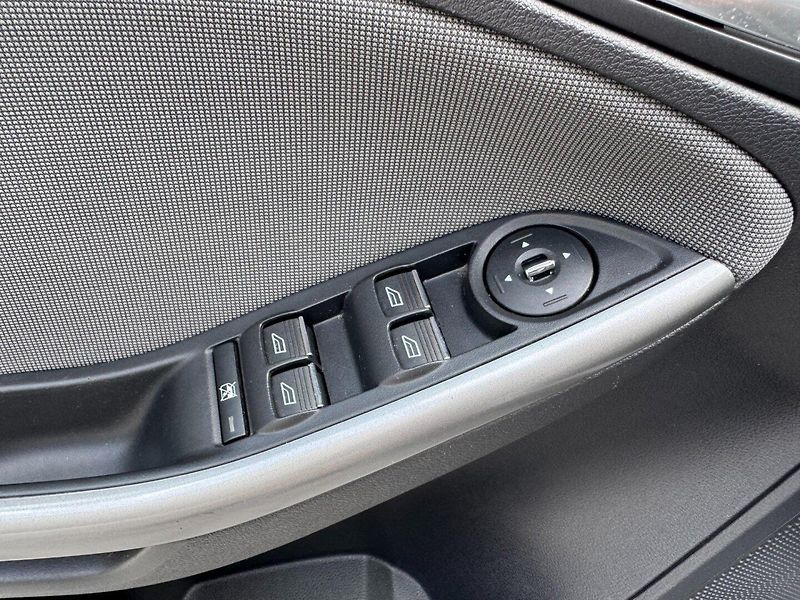 Ford Focus (2011) Trend 1.6 Ti-VCT - fotka 28 z 30