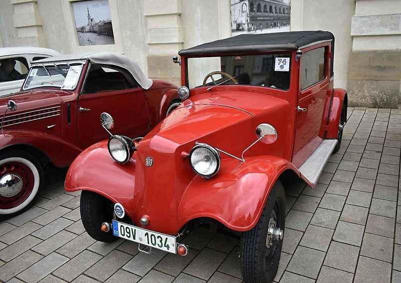 Tradiční sraz autoveteránistů na náměstí T. G. Masaryka v Prostějově. 18. května 2025