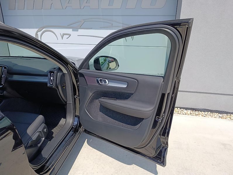 Volvo XC40 2.0 B4 AWD 145kW - fotka 28 z 33