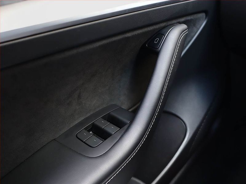 Tesla Model 3 (2022) Performance 79kWh, SoH 96% - fotka 18 z 23