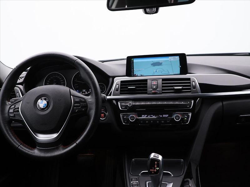 BMW Řada 3 2,0 320d xDrive 140kW Sport - fotka 22 z 29