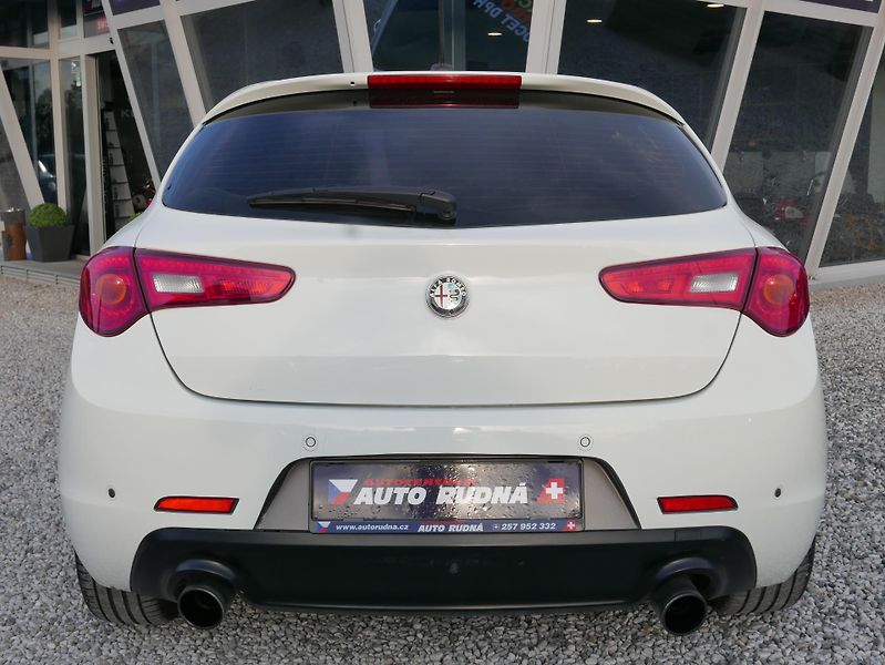 Alfa Romeo Giulietta 1,4 TB 125kW Navi Panorama - fotka 12 z 37