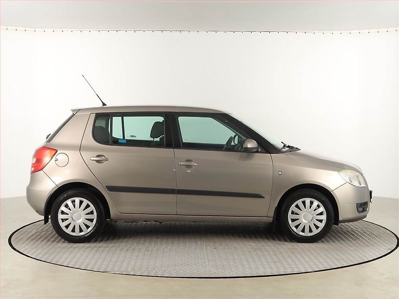Škoda Fabia (2008) Ambiente 1.4 16V - fotka 6 z 15