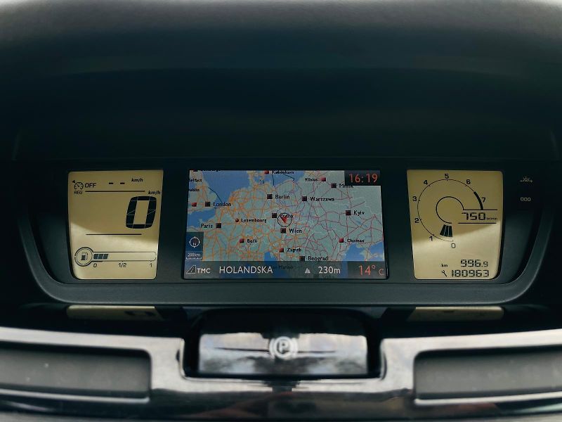 Citroën C4 Picasso 1.6i 88KW MANUÁL LED SENZORY - fotka 35 z 44