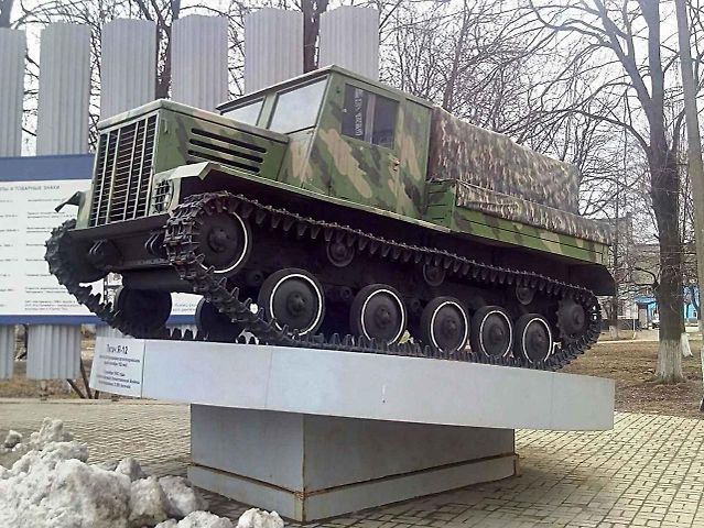 Tahač Ja-12 umístěný v Jaroslavli, kde se vyráběl.