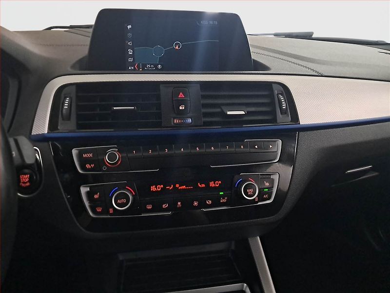 BMW Řada 1 (2018) 118i, Automat, Kůže, Navi - fotka 12 z 16