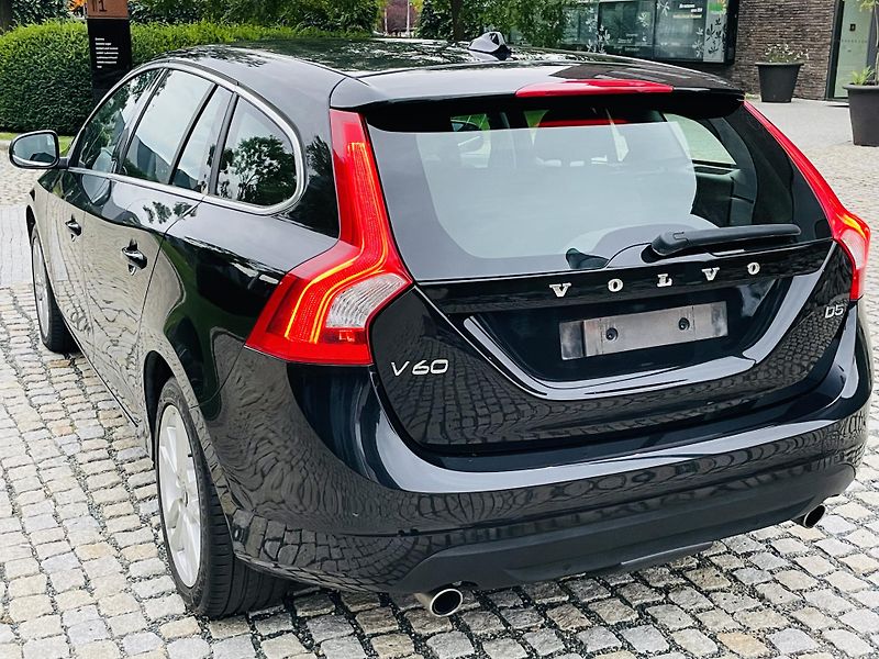 Volvo V60 2.4D5 MANUÁL TAŽNÉ SERVISKA - fotka 17 z 41