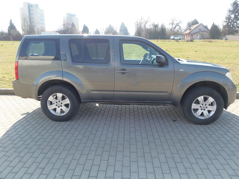 Nissan Pathfinder (2006) 2.5 DCi 4x4 manuál redukce  - fotka 4 z 23