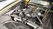 Aventador S byl vůči staršímu ročníku tohoto modelu obdarován vyšším výkonem, upraveným pohonem všech kol a dalšími důležitými maličkostmi. Uprostřed je pochopitelně zpívající atmosférický V12, nyní o výkonu 740 koní (544 kW).