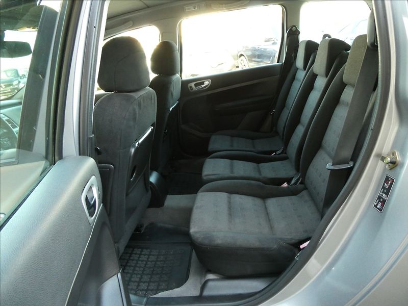 Peugeot 307 1,6 16V 80kW SW 7.míst,PANORAM - fotka 14 z 36