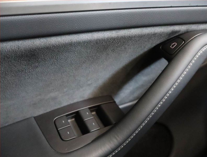 Tesla Model Y (2024) Long Range AWD 79kWh, SoH 95% - fotka 24 z 30