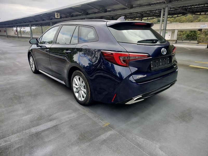 Toyota Corolla 1.8 hybrid Business Edition - fotka 5 z 29