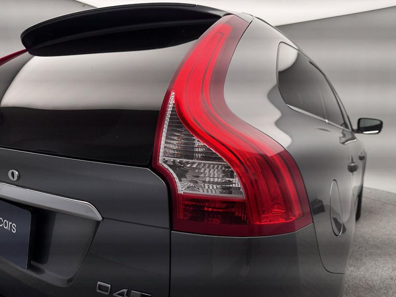 Volvo XC60 D4 AWD SUMMUM AUT - fotka 20 z 46