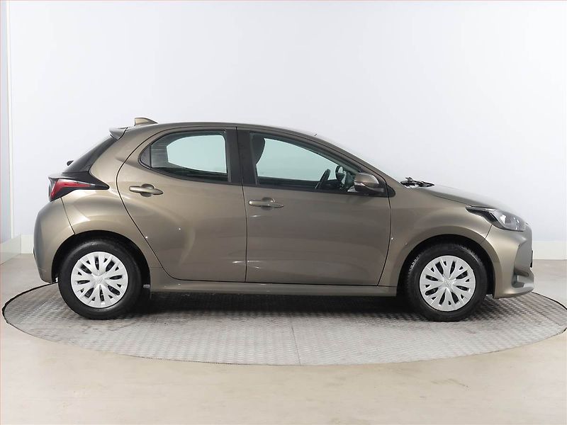 Toyota Yaris (2022) 1.5 VVT-i, Automat, ČR,1.maj - fotka 6 z 17