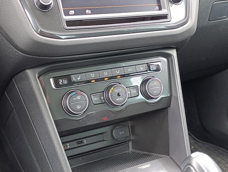 Volkswagen Tiguan 2.0TDI DSG 4M HIGHLINE ČR - fotka 28 z 35