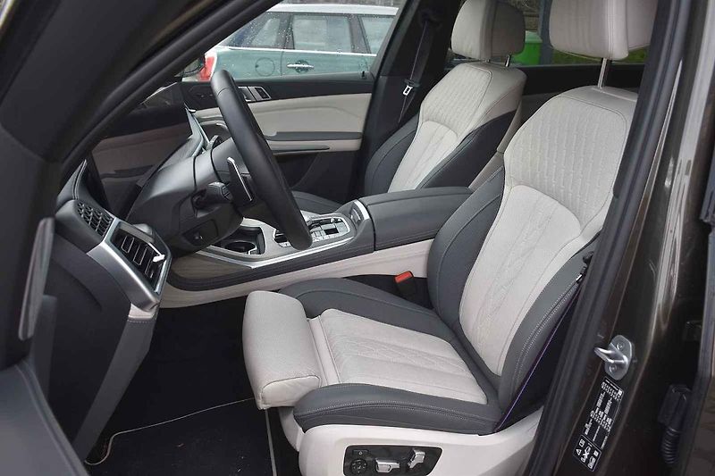 Velké SUV je překvapivě schopné i na zatáčkovitých silnicích