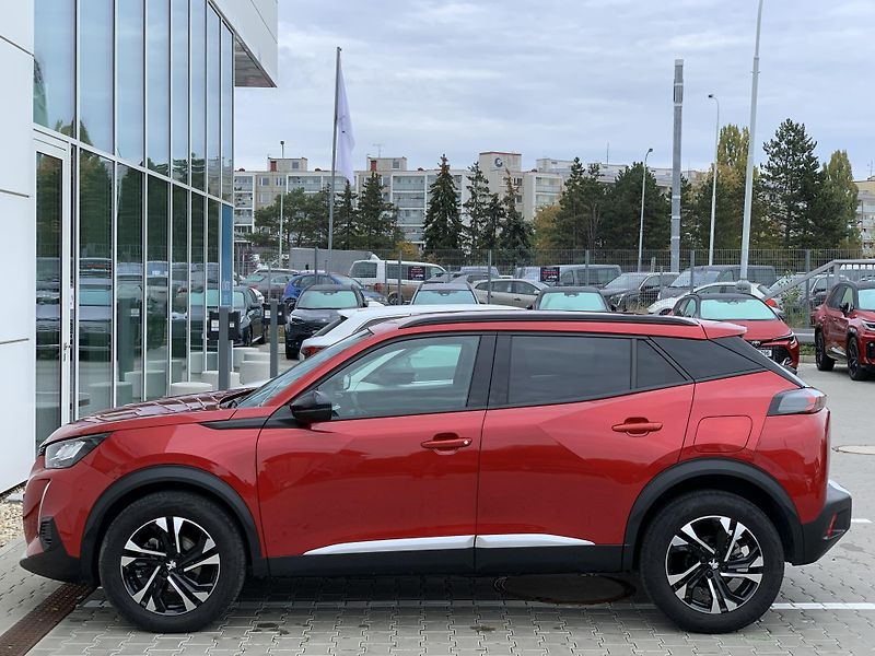 Peugeot 2008 ALLURE 1.2 PureTech 74kW MAN6 - fotka 4 z 33