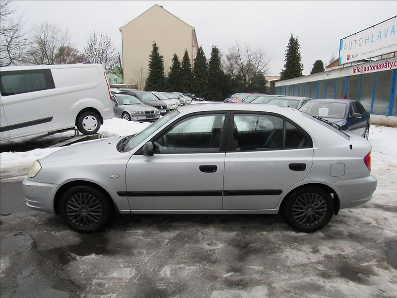 Hyundai Accent 1,3 63kW - fotka 7 z 23