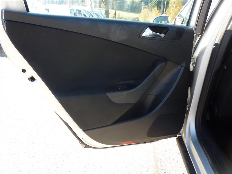 Volkswagen Passat 2,0 TDi  Comfort - fotka 19 z 49