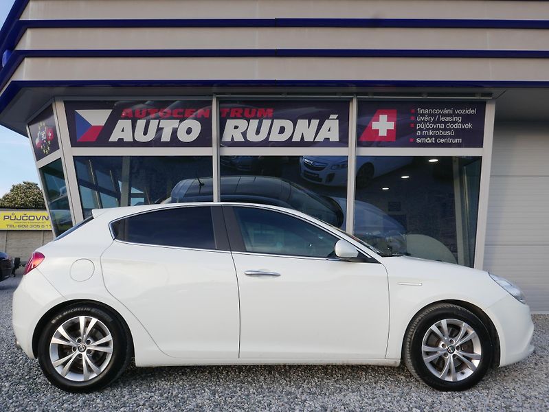 Alfa Romeo Giulietta 1,4 TB 125kW Navi Panorama - fotka 9 z 37