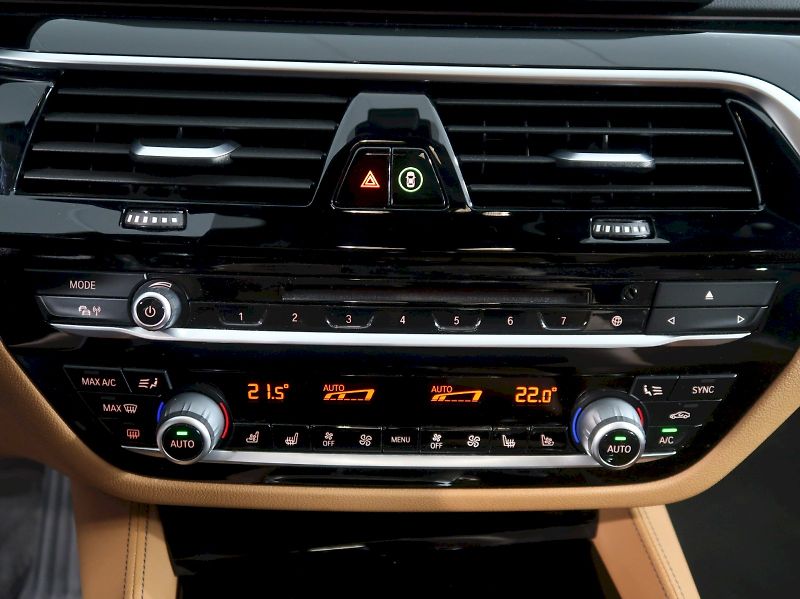 BMW Řada 5 (2018) LUXURY LINE 540d xDRIVE TAŽNÉ - fotka 30 z 38