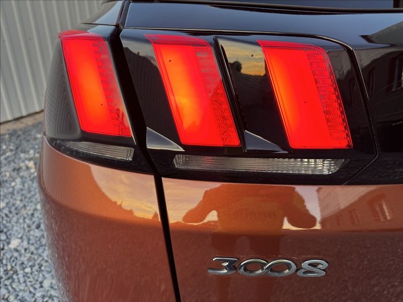 Peugeot 3008 1,2 i ALLURE DPH 1.maj původČR - fotka 15 z 50