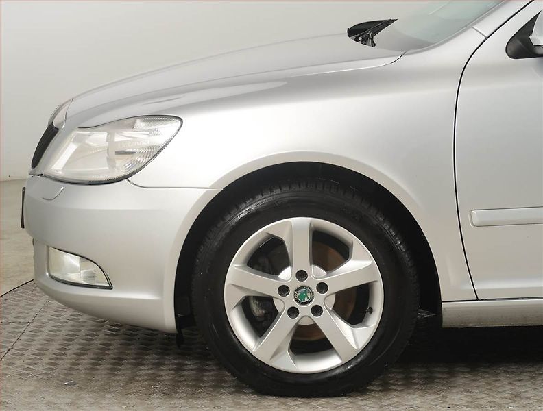Škoda Octavia (2011) Ambiente Plus 2.0 TDI, Xenony - fotka 14 z 18