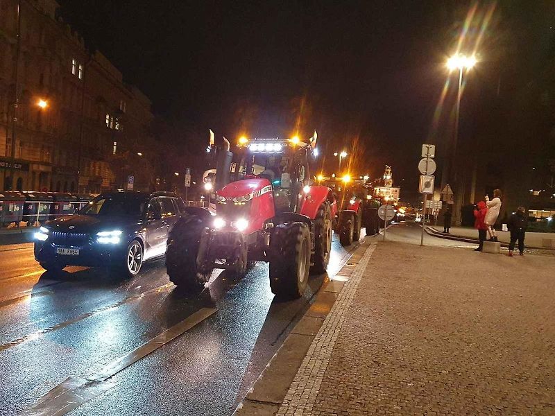 Demonstrace zemědělců před ministerstvem zemědělství a blokáda pražské magistrály. Na snímku je traktor John Deere 7730.
