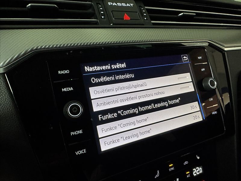 Volkswagen Passat 2,0 TDi  DSG R-Line LED Assist - fotka 31 z 44