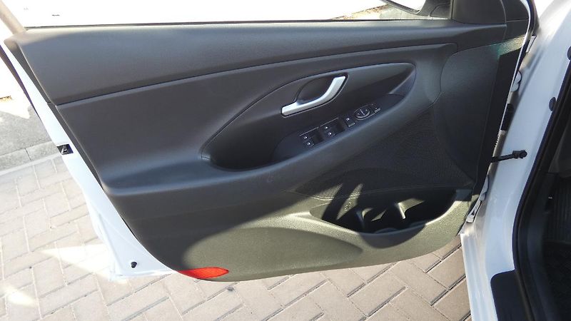 Hyundai i30 Kombi 1,0 T-GDI Trikolor - fotka 8 z 23