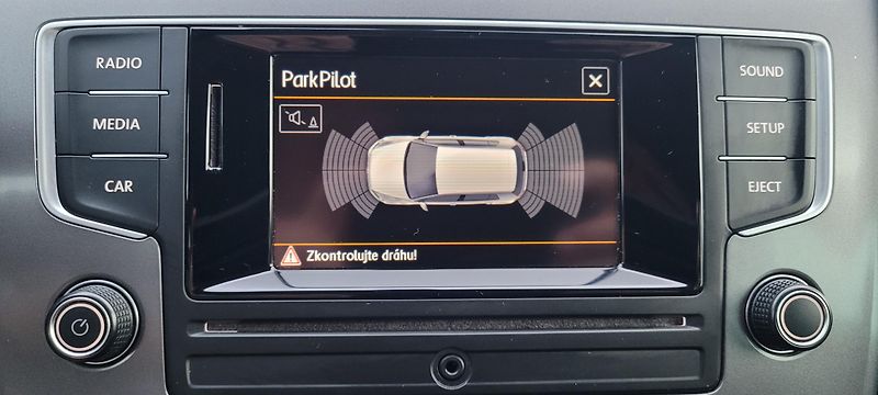 Volkswagen Golf (2015) 7 1,2 TSi 81kW benzín Lounge - fotka 24 z 35