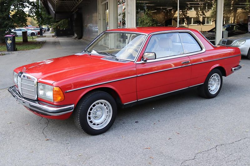 Mercedes-Benz 123 230CE KUPÉ AUTOMAT 100kW - fotka 16 z 48