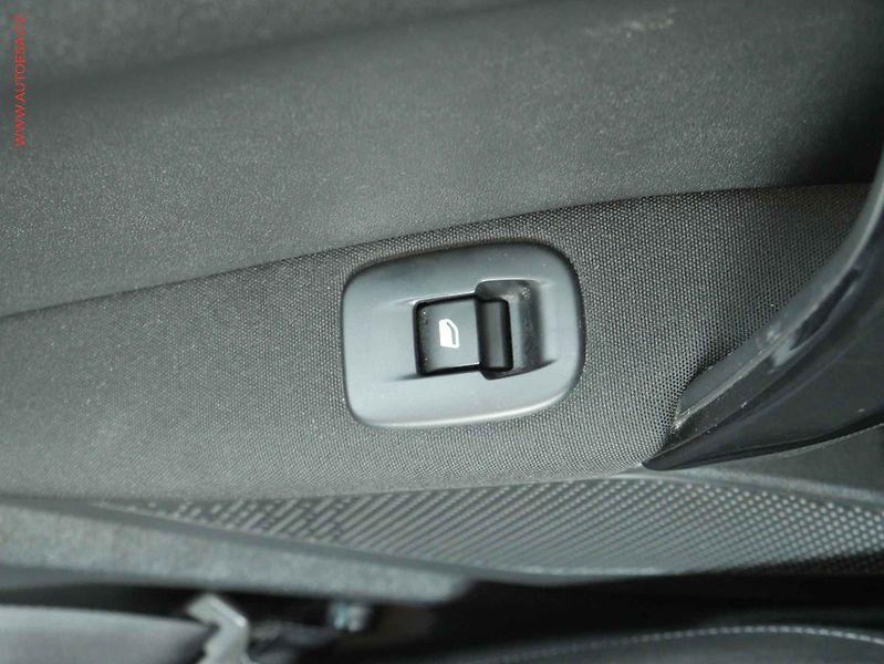 Peugeot 2008 (2019) 1.2i, 1.maj,ČR, autoAC, temp. - fotka 12 z 19