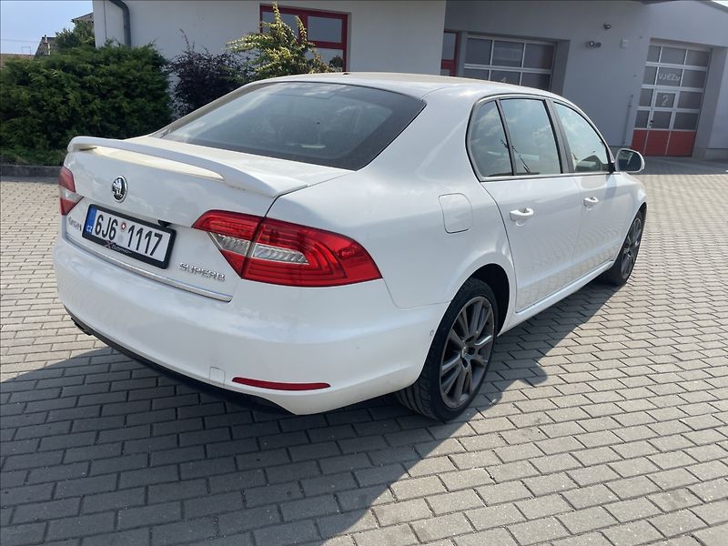 Škoda Superb 2,0 TDi 103kw Elegance Facelif - fotka 4 z 30