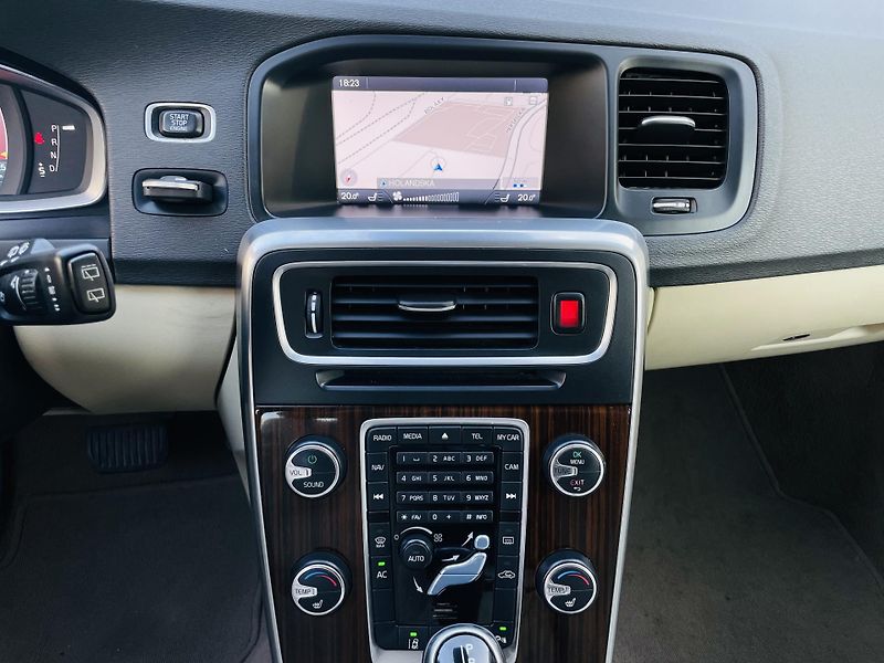 Volvo V60 2.0D4 5V AUTOMAT KAMERA TAŽNÉ - fotka 33 z 43