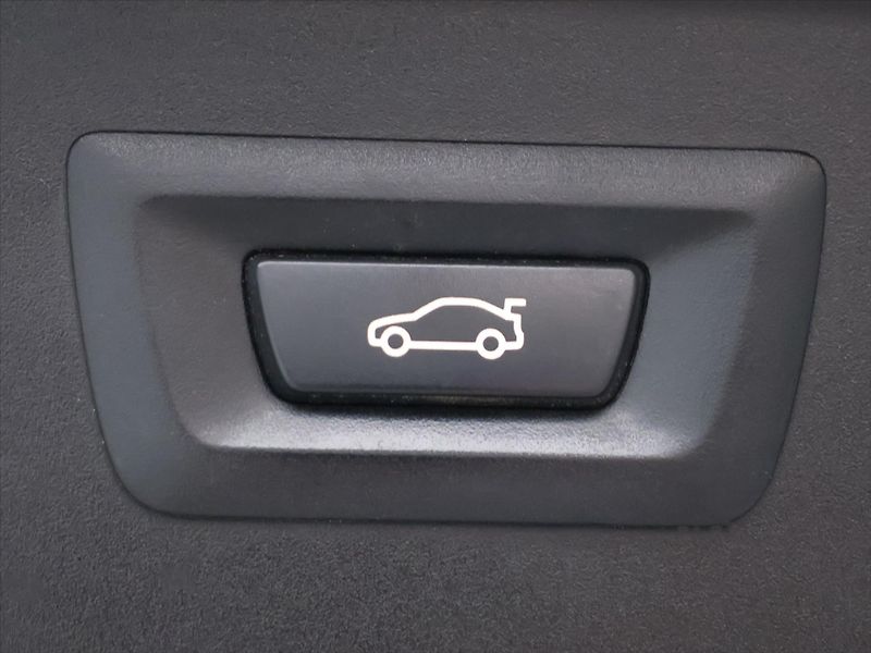 BMW Řada 5 3,0 530d x Drive Tažné Klima - fotka 11 z 38