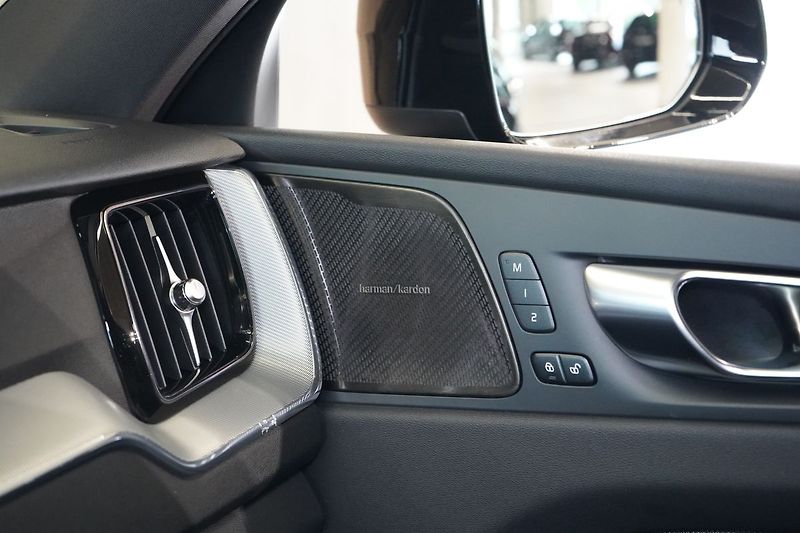 Volvo XC60 B5 Plus Black Edition, 360° - fotka 38 z 44