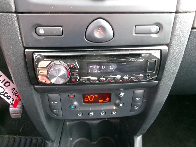 Renault Clio (2003) 1,2 16V AUTOKLIMA - fotka 17 z 21