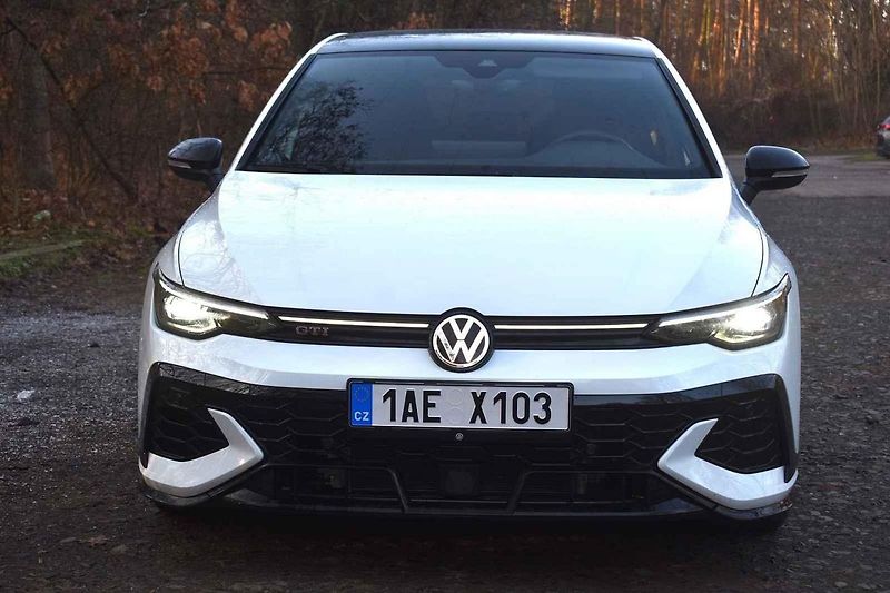 Volkswagen Golf GTI se cítí skvěle na méně frekventovaných silnicích.